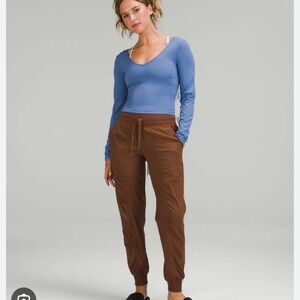 NWT $98 Lululemon Dance Studio MR Joggers size 4